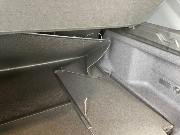 Wenn Sie den Kofferraumschutz für Ihren iX3 gerade nicht benötigen, falten Sie ihn im Hanumdrehen zu einer Kofferraummatte und legen Sie Ihren Mantel darauf